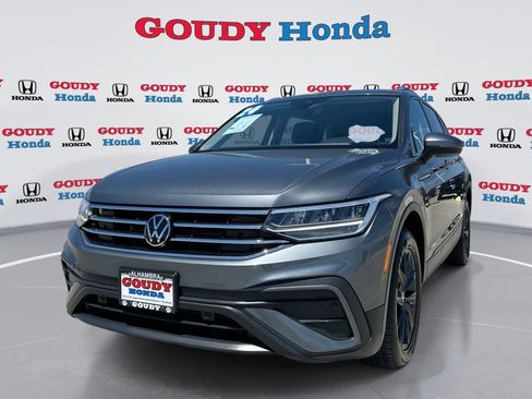 Used 2024 Volkswagen Tiguan SE AWD/4WD image 1