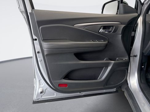 Used 2023 Honda Ridgeline Sport image 9