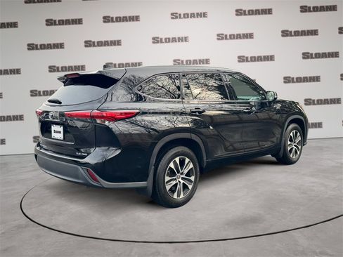 Used 2022 Toyota Highlander XLE image 5