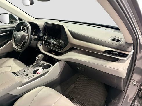 Used 2023 Toyota Highlander XLE AWD/4WD image 26