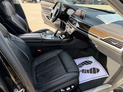 Used 2020 BMW 740i w/ Premium Package image 30