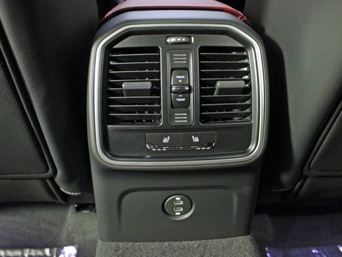 Certified 2025 Porsche Macan AWD/4WD image 35