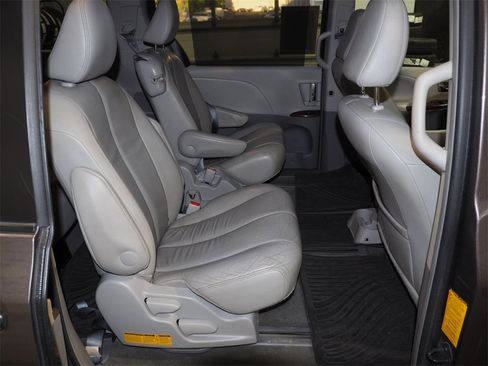 Used 2014 Toyota Sienna XLE image 14