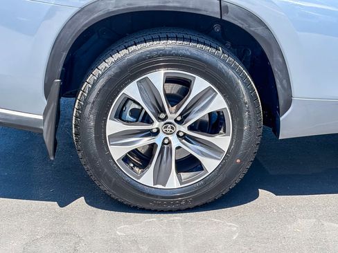 Used 2023 Toyota Highlander XLE AWD/4WD image 10