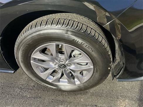 Used 2024 Toyota Sienna XLE image 18