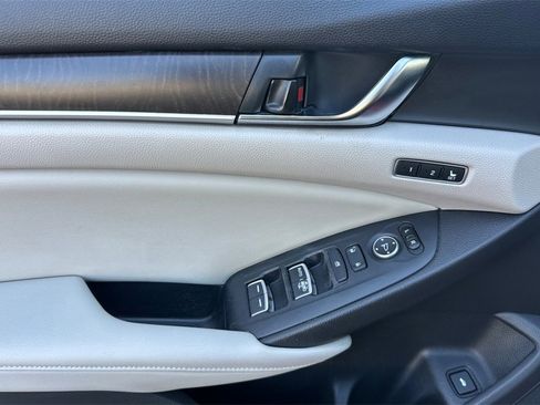 Used 2018 Honda Accord Touring image 11