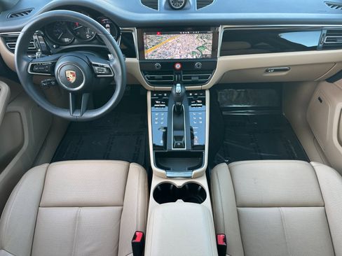 Certified 2025 Porsche Macan image 6