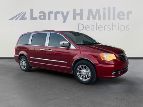 Used 2013 Chrysler Town & Country Touring image 7