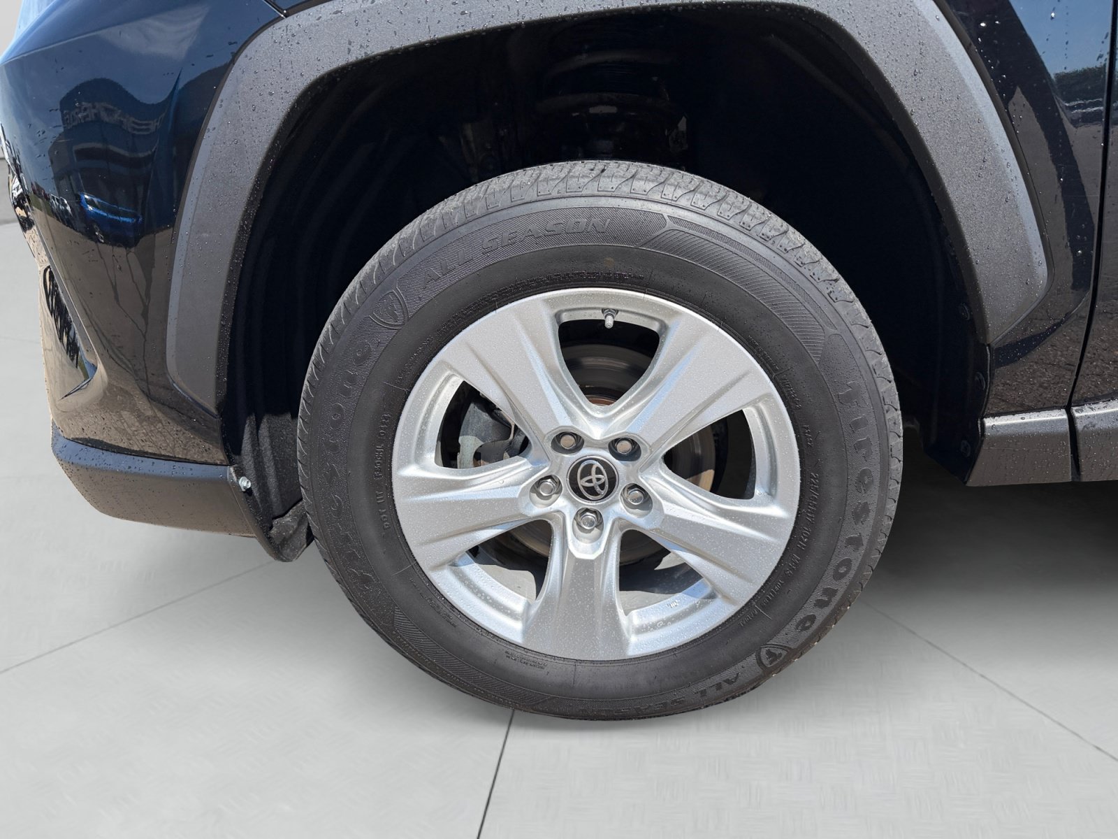 Used 2021 Toyota RAV4 LE AWD/4WD image 14