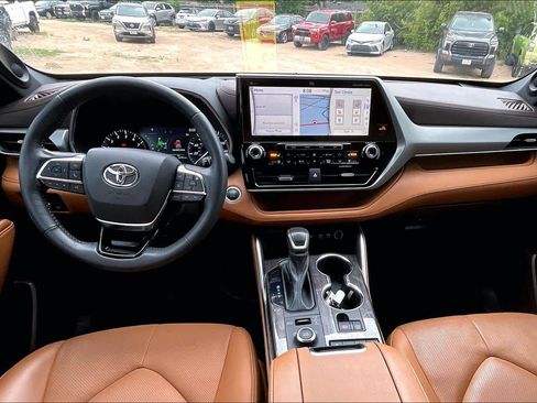 Used 2021 Toyota Highlander Platinum AWD/4WD image 16