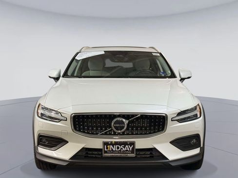 Used 2023 Volvo V60 B5 Cross Country Plus w/ Climate Package image 8