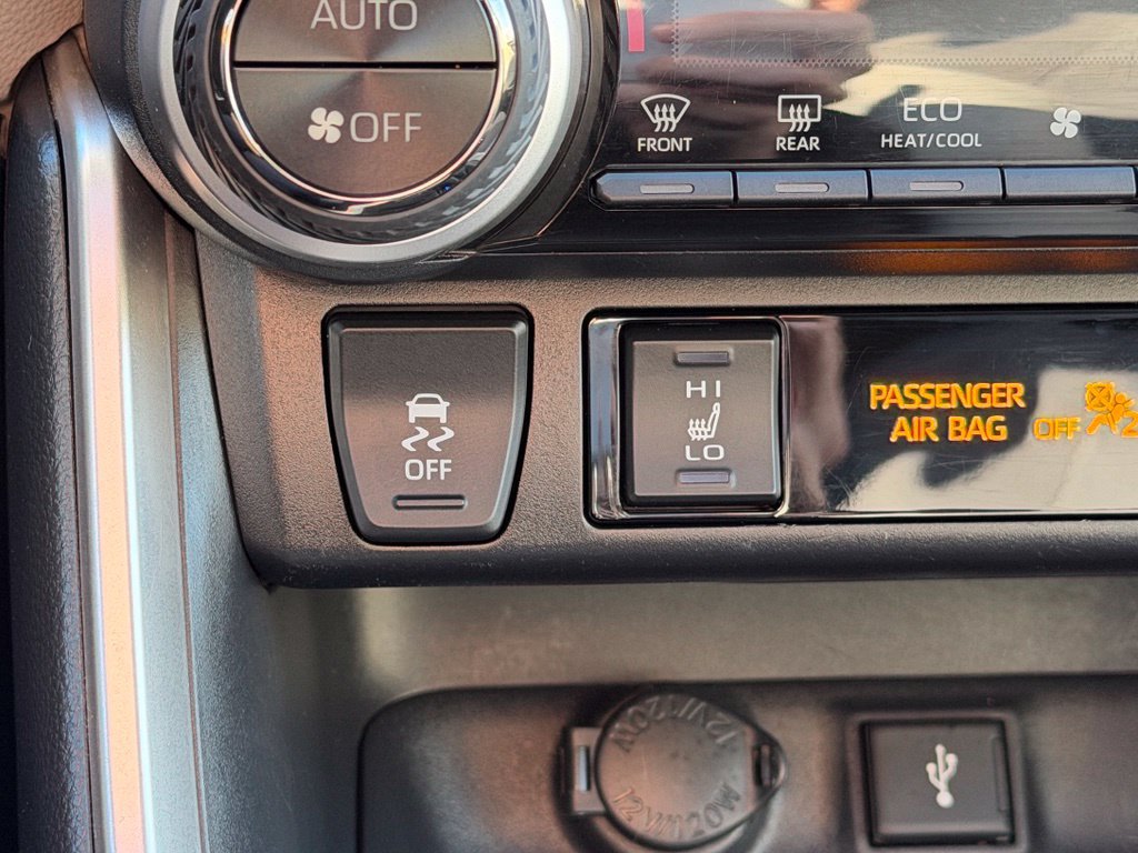 Used 2020 Toyota RAV4 XLE w/ Convenience Package AWD/4WD image 17
