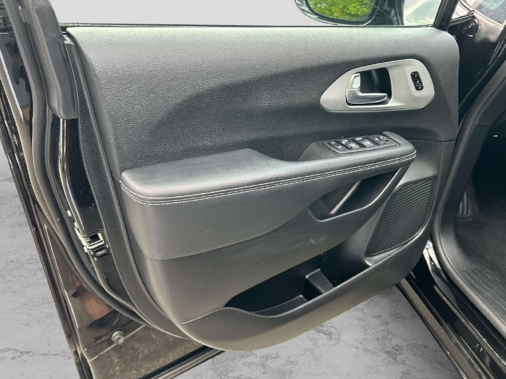 Used 2025 Chrysler Pacifica Limited FWD image 15