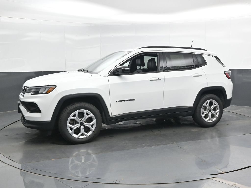 Used 2025 Jeep Compass Latitude AWD/4WD image 7
