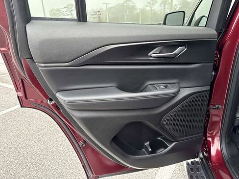 Used 2025 Jeep Grand Cherokee Laredo X image 9