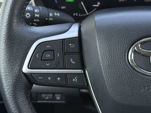 Used 2025 Toyota Sienna XLE FWD image 14