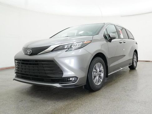 New 2026 Toyota Sienna XLE image 19
