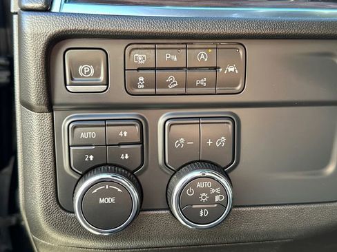 Used 2025 Chevrolet Suburban Z71 AWD/4WD image 25