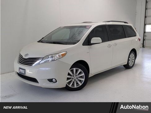 Used 2017 Toyota Sienna XLE w/ XLE Navigation Package image 1
