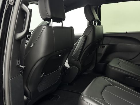 Used 2025 Chrysler Pacifica Select image 28