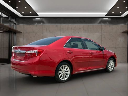Used 2013 Toyota Camry XLE w/ Convenience Pkg FWD image 3