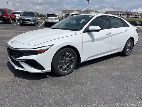 Used 2025 Hyundai Elantra Hybrid FWD image 1