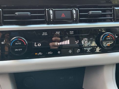 New 2025 Nissan Pathfinder SV w/ Black Appearance Package image 30