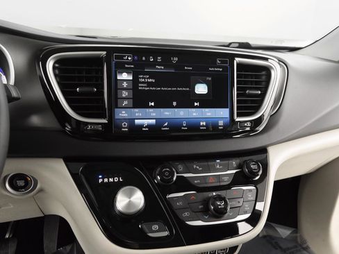 Used 2023 Chrysler Pacifica Touring-L image 22