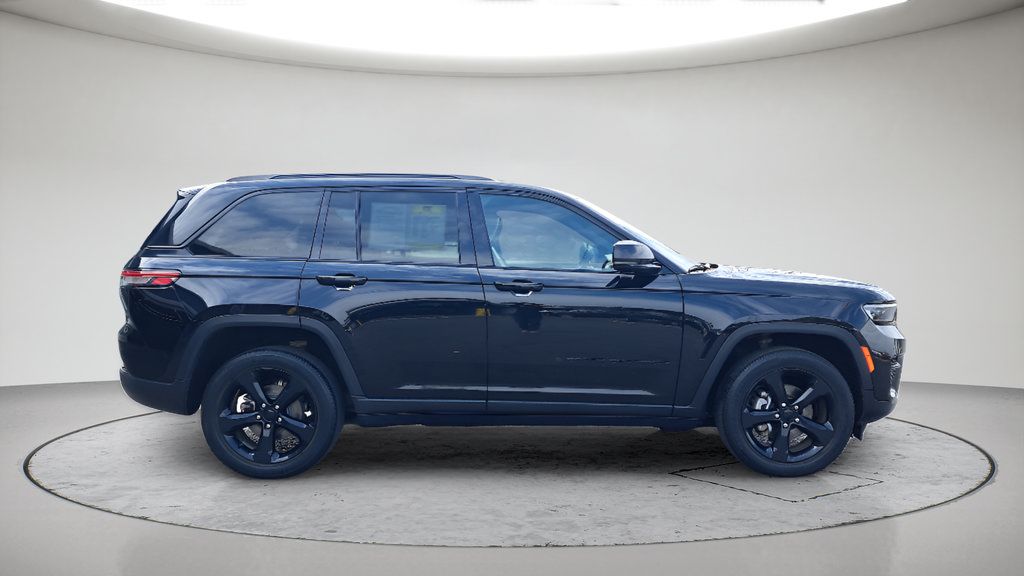 Used 2023 Jeep Grand Cherokee Altitude AWD/4WD image 6