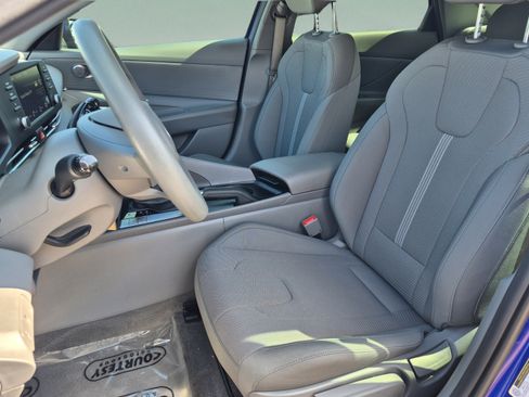 Used 2025 Hyundai Elantra SE FWD image 18