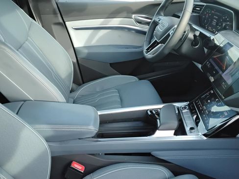 Used 2023 Audi e-tron Prestige w/ Prestige Package image 28