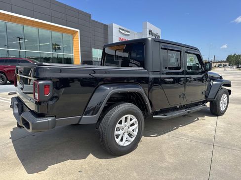Used 2023 Jeep Gladiator Sport AWD/4WD image 7