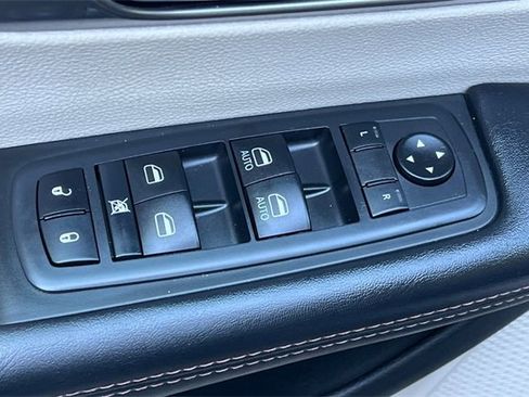 Used 2020 Chrysler Pacifica Touring-L image 12