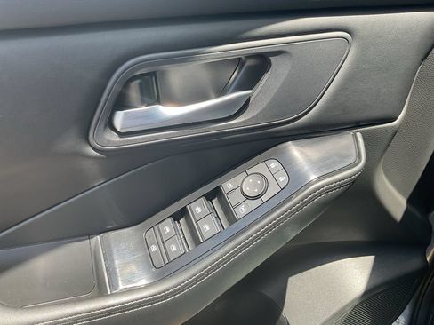 Used 2025 Nissan Rogue SV FWD image 19