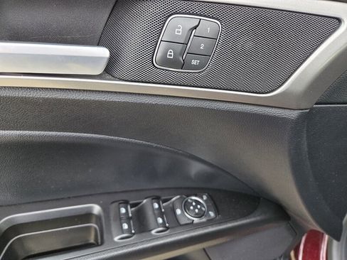 Used 2018 Ford Fusion SE w/ Fusion SE Technology Package FWD image 13