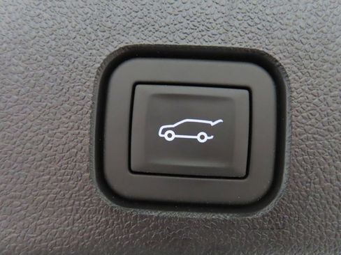 Used 2025 Chevrolet Traverse Z71 w/ LPO, Floor Liner Package AWD/4WD image 38