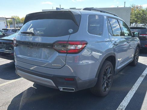 Used 2025 Honda Pilot Touring image 4