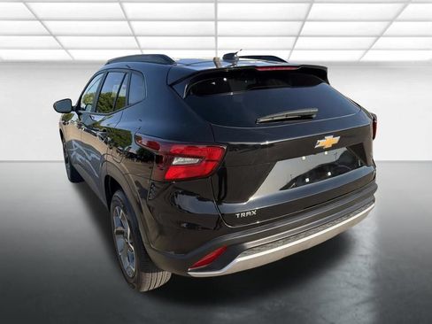 Used 2025 Chevrolet Trax LT w/ LT Convenience Package FWD image 4