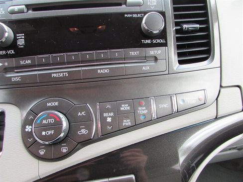 Used 2013 Toyota Sienna LE FWD image 17