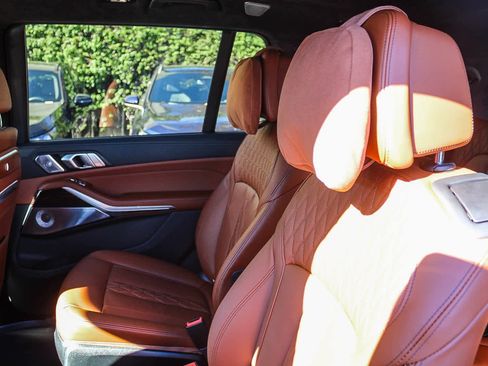 Used 2025 BMW X7 M60i image 18