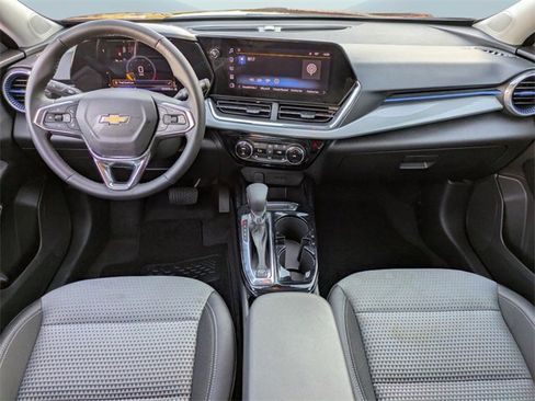 Used 2025 Chevrolet Trax LT w/ LT Convenience Package image 16
