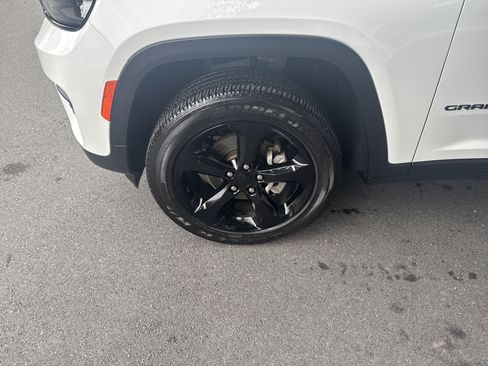 Used 2023 Jeep Grand Cherokee Altitude image 11