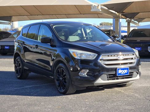 Used 2017 Ford Escape SE image 3