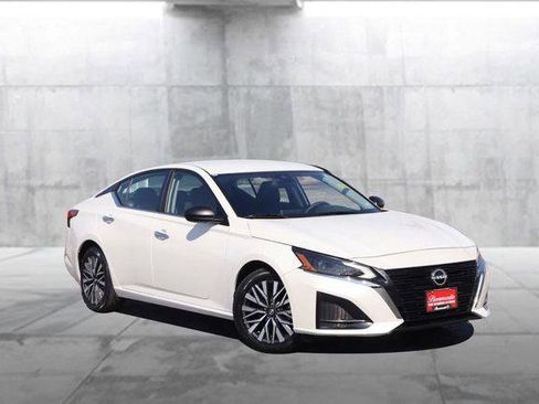 Used 2024 Nissan Altima 2.5 SV image 2