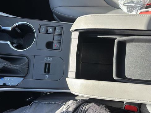 Used 2025 Toyota Highlander XLE image 31