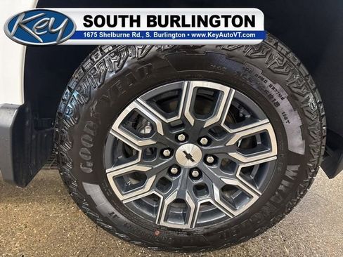 Used 2025 Chevrolet Colorado Z71 w/ Technology Package AWD/4WD image 8