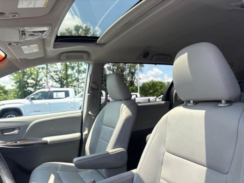 Used 2020 Toyota Sienna XLE w/ XLE Navigation Package FWD image 22