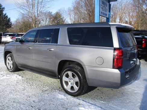 Used 2019 Chevrolet Suburban LT image 3