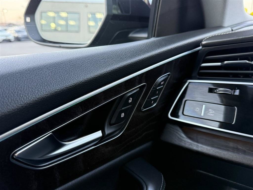 Used 2022 Audi Q8 Prestige w/ Prestige Package AWD/4WD image 46