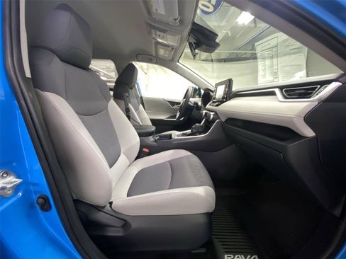 Used 2020 Toyota RAV4 XLE w/ XLE Grade Weather Package AWD/4WD image 28